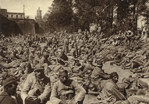 Punkt zbiórki w cytadeli Laon we Francji dla francuskich jeńców schwytanych podczas niemieckiej ofensywy wiosennej, I wojna światowa autorstwa Photographer German