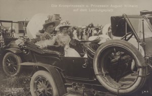 Księżniczka Cecilie i księżniczka August Wilhelm z Niemiec na lądowisku Zeppelina (zdjęcie czarno-białe) autorstwa Photographer German