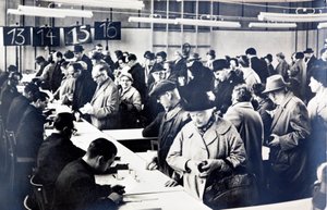 Obywatele NRD w kolejce po pozwolenie na odwiedzenie krewnych na Zachodzie (zdjęcie czarno-białe) autorstwa Photographer German