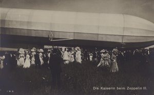 Cesarzowa Wiktoria Augusta z Niemiec z Zeppelin LZ III (zdjęcie czarno-białe) autorstwa Photographer German
