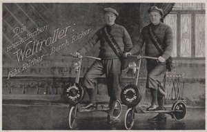 Felix Ruether i Bernhard Ricker, muzyczni jeźdźcy na hulajnogach (zdjęcie czarno-białe) autorstwa Photographer German