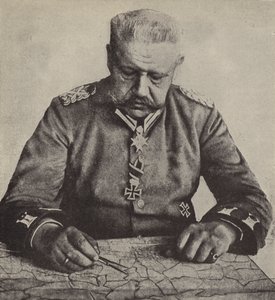 Feldmarszałek von Hindenburg studiujący mapę (zdjęcie czarno-białe) autorstwa Photographer German