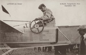 Francuski lotnik Hubert Latham za sterami swojego samolotu, lotnisko Tempelhof, Berlin, wrzesień 1909 (zdjęcie czarno-białe) autorstwa Photographer German