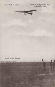 Francuski lotnik Hubert Latham przelatujący nad lotniskiem Tempelhof, Berlin, wrzesień 1909 (zdjęcie czarno-białe) autorstwa Photographer German
