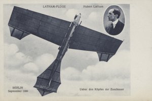 Lot francuskiego lotnika Huberta Lathama nad Berlinem, wrzesień 1909 (zdjęcie czarno-białe) autorstwa Photographer German