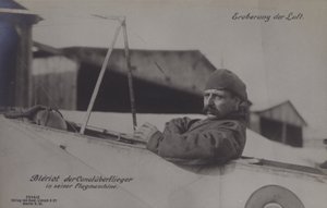 Francuski lotnik Louis Bleriot, pierwszy, który przeleciał przez kanał La Manche, swoim jednopłatowcem (zdjęcie czarno-białe) autorstwa Photographer German