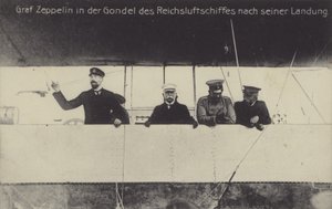 Niemiecki konstruktor sterowców Graf Ferdinand von Zeppelin w gondoli jednego ze swoich sterowców po wylądowaniu (zdjęcie czarno-białe) autorstwa Photographer German