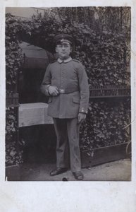 Żołnierz armii niemieckiej (zdjęcie czarno-białe) autorstwa Photographer German