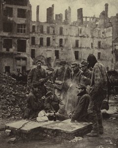 Niemieccy jeńcy wojenni uwolnieni z niewoli w Związku Radzieckim wśród ruin Berlina autorstwa Photographer German