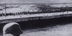 Niemiecki żołnierz mierzący jeńców alianckich na plaży w Dunkierce, Francja, II wojna światowa, czerwiec 1940 (zdjęcie czarno-białe) autorstwa Photographer German