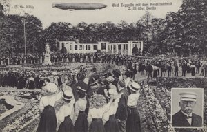 Graf Ferdinand von Zeppelin i jego sterowiec LZ III nad Berlinem (zdjęcie czarno-białe) autorstwa Photographer German