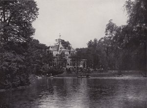 Duży ogród, jezioro Karola i restauracja (zdjęcie czarno-białe) autorstwa Photographer German