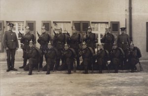 Grupa żołnierzy piechoty armii niemieckiej (zdjęcie czarno-białe) autorstwa Photographer German