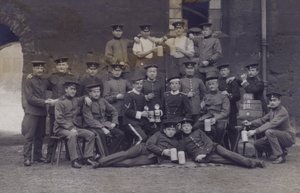 Grupa żołnierzy armii niemieckiej (zdjęcie czarno-białe) autorstwa Photographer German