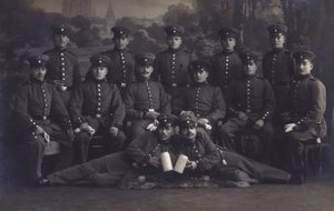 Grupa żołnierzy armii niemieckiej (zdjęcie czarno-białe) autorstwa Photographer German