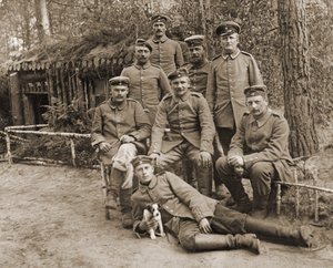 Grupa niemieckich żołnierzy z psem autorstwa Photographer German