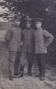Grupa trzech żołnierzy armii niemieckiej (zdjęcie czarno-białe) autorstwa Photographer German