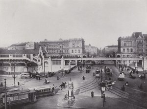 Hallesches Tor z podwyższoną stacją kolejową (zdjęcie czarno-białe) autorstwa Photographer German