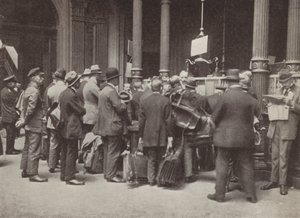 Hiperinflacja w Weimarze Niemcy: ludzie stojący w kolejce przed Reichsbank w Berlinie z walizkami do przewożenia pieniędzy, lipiec 1923 (zdjęcie czarno-białe) autorstwa Photographer German