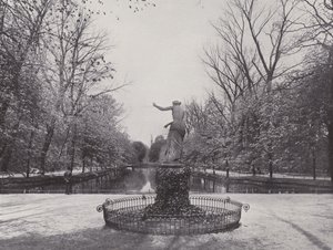 W zoo staw ze złotą rybką (zdjęcie czarno-białe) autorstwa Photographer German