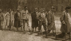 W szpitalu brzesko-litewskim: kalecy Austriacy ćwiczący chodzenie ze sztucznymi kończynami, z „Ilustrowanych wiadomości wojennych”, 26 lipca 1916 (zdjęcie w sepii) autorstwa Photographer German