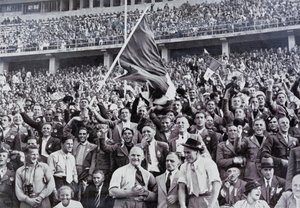 Włoscy kibice kibicujący swoim sportowcom na stadionie na Igrzyskach Olimpijskich, Berlin, Niemcy autorstwa Photographer German