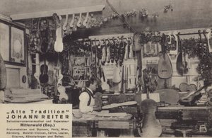 Johann Reiter, twórca i naprawa instrumentów strunowych, Mittenwald, Bawaria (zdjęcie czarno-białe) autorstwa Photographer German