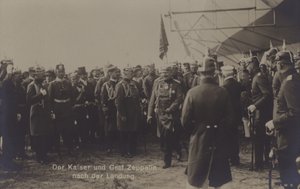 Kaiser Wilhelm II i niemiecki konstruktor sterowców Graf Ferdinand von Zeppelin po lądowaniu jednego ze sterowców Zeppelina (zdjęcie czarno-białe) autorstwa Photographer German