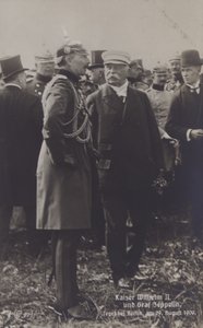 Kaiser Wilhelm II i niemiecki konstruktor sterowców Graf Ferdinand von Zeppelin na lotnisku Tegel w Berlinie, 29 sierpnia 1909 (zdjęcie czarno-białe) autorstwa Photographer German