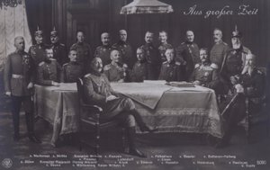 Kaiser Wilhelm II Niemiec ze starszymi niemieckimi dowódcami wojskowymi (zdjęcie czarno-białe) autorstwa Photographer German