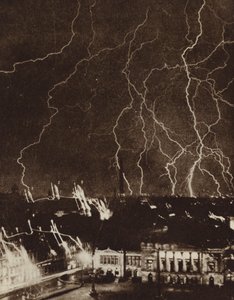 Błyskawica rozbłyskuje nad miastem Lipsk w Niemczech podczas burzy (zdjęcie czarno-białe) autorstwa Photographer German