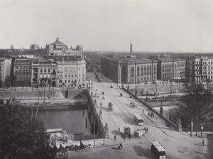 Most Moltke i budynek Sztabu Generalnego (zdjęcie czarno-białe) autorstwa Photographer German