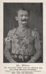 Pan William, amerykański fakir ze swoim wytatuowanym psem (zdjęcie czarno-białe) autorstwa Photographer German