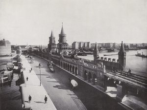 Most Oberbaum z podniesioną linią kolejową (zdjęcie czarno-białe) autorstwa Photographer German