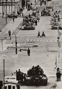 Październik 1961, Berlin Friedrichstrasse (zdjęcie czarno-białe) autorstwa Photographer German