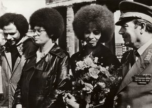 11 września 1972 dzielna amerykańska komunistka i obrończyni praw obywatelskich Angela Davis została serdecznie powitana przez żołnierzy Narodowej Armii Ludowej NRD pod Bramą Brandenburską (zdjęcie czarno-białe) autorstwa Photographer German
