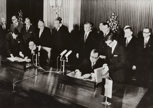26 maja 1972 r. w stolicy NRD, Berlinie, podpisano Traktat o ruchu drogowym, pierwszy traktat państwowy między NRD a Republiką Federalną Niemiec (zdjęcie czarno-białe) autorstwa Photographer German