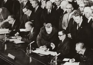 3 czerwca 1972 r. ministrowie spraw zagranicznych Czterech Mocarstw podpisali protokół końcowy do Porozumienia Czterostronnego w sprawie Berlina Zachodniego w budynku używanym wcześniej przez Sojuszniczą Radę Kontroli w amerykańskim sektorze Berlina Zachod autorstwa Photographer German