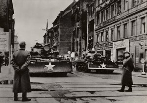 Szczególnie poważne prowokacje rozpoczęły się między 24 a 28 października 1961 r., kiedy ciężko uzbrojeni żołnierze amerykańscy, wspierani przez czołgi, wielokrotnie naruszali granicę państwową NRD (zdjęcie czarno-białe) autorstwa Photographer German