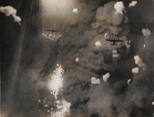 Zdjęcie zrobione, gdy Royal Air Force Lancastery zaatakowały Drezno (zdjęcie czarno-białe) autorstwa Photographer German
