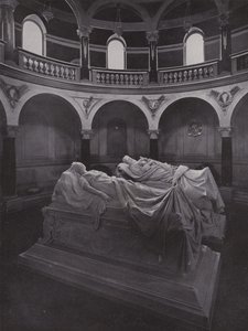 Poczdam, Kościół Pokoju, mauzoleum z sarkofagami cesarza i cesarzowej Fryderyki (zdjęcie czarno-białe) autorstwa Photographer German