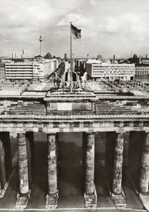 Chroniona przez bezpieczne granice, trwa budowa stolicy NRD (zdjęcie czarno-białe) autorstwa Photographer German