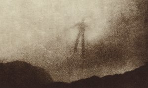 Widmo Brocken w górach Harz w Niemczech, sfotografowane po raz pierwszy (zdjęcie czarno-białe) autorstwa Photographer German