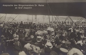 Przemówienie burmistrza Dr Reike do niemieckiego konstruktora sterowców Grafa Ferdinanda von Zeppelina (zdjęcie czarno-białe) autorstwa Photographer German