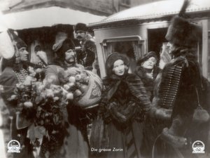 Kadr z filmu "Szkarłatna cesarzowa" z Marleną Dietrich autorstwa Photographer German