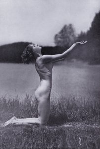 Piękne ciało, kultura fizyczna dla kobiet (zdjęcie czarno-białe) autorstwa Photographer German