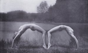 Piękne ciało, kultura fizyczna dla kobiet (zdjęcie czarno-białe) autorstwa Photographer German