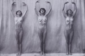 Piękne ciało, kultura fizyczna dla kobiet (zdjęcie czarno-białe) autorstwa Photographer German