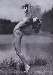 Ciało piękne, kultura fizyczna dla kobiet (zdjęcie czarno-białe) autorstwa Photographer German