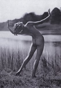 Ciało piękne, kultura fizyczna dla kobiet (zdjęcie czarno-białe) autorstwa Photographer German